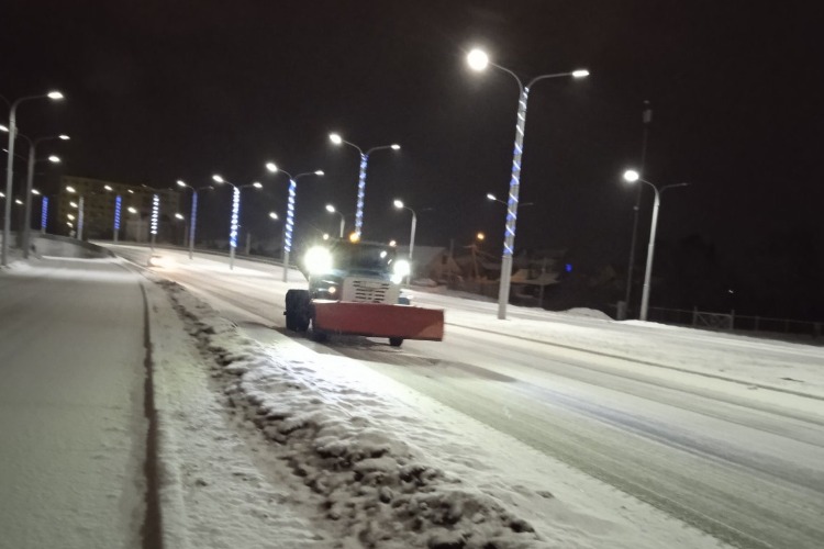 Ночью балаковские улицы очищали от снега 6 единиц техники