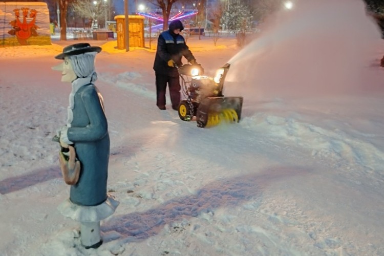 Благоустройство дорожного движения. Пешеход во дворе. Пешеходный переход во дворе. Пешеход во дворе. Автомобиль на дороге пешеходном.