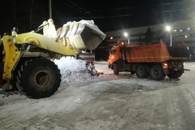 Сериал по уборке города от зимних напастей в самом разгаре