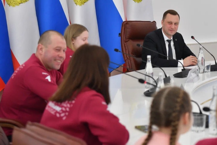 Губернатор познакомился с балаковцами, открывшими Год Семьи вместе с Владимиром Путиным