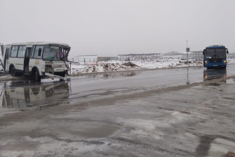 На ледяной трассе один автобус вынесло на другой