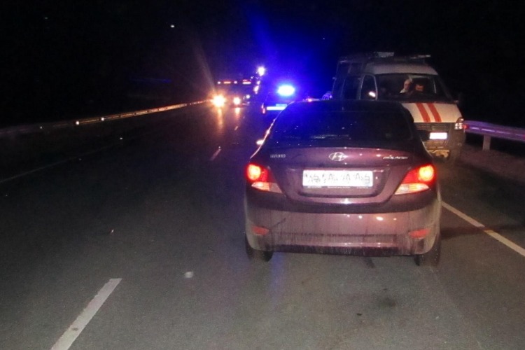 Пешеход на темной трассе погиб под двумя автомобилями