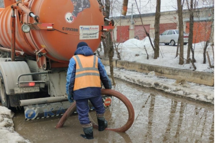 Чуть солнышко пригрело, они в две смены воду принялись качать