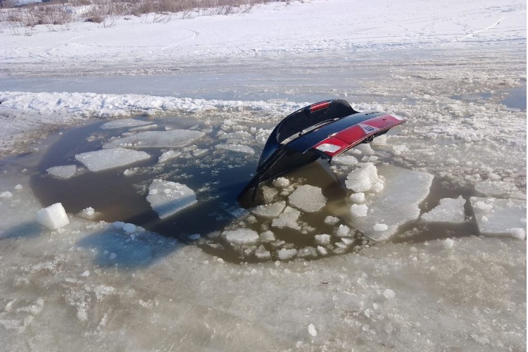 Машина утонула, а мы - нет! Подробности ледово-транспортного происшествия