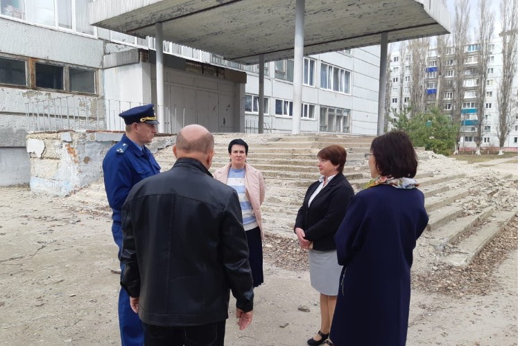 Прокуроры изучили рассыпавшееся крыльцо школы в Балаково