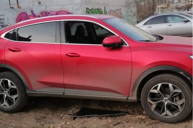 Ночной вандал вволю куражился и грабил автомобили в 11-м микрорайоне Балакова