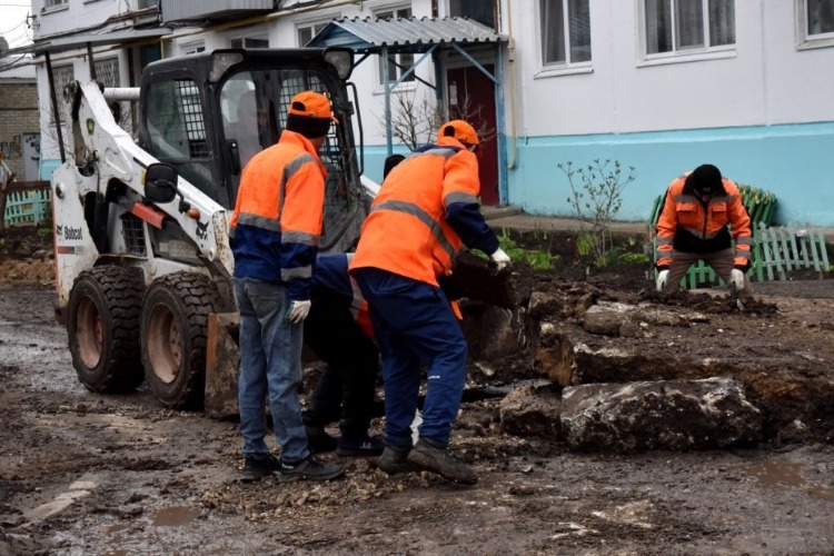 В Балаково начали ремонт одного двора, который выдают за два
