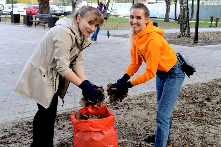 Работники Балаковской АЭС вывезли с городских улиц и парков около 15 тонн мусора