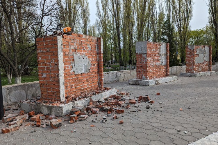 Демонтаж на монументе строителям в самом разгаре