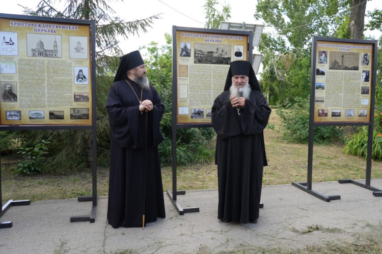 На Балаковке открылась выставка по истории Свято-Троицкого собора