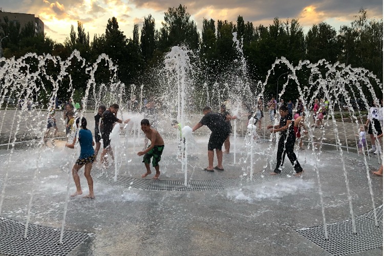 Сегодня вечером на новом фонтане будут Брызги лета