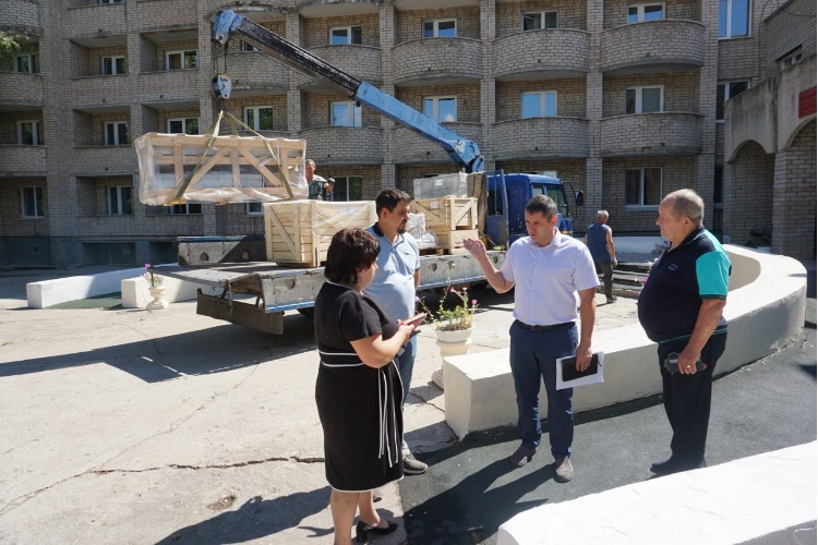 В терапию на Балаковке привезли новый лифт