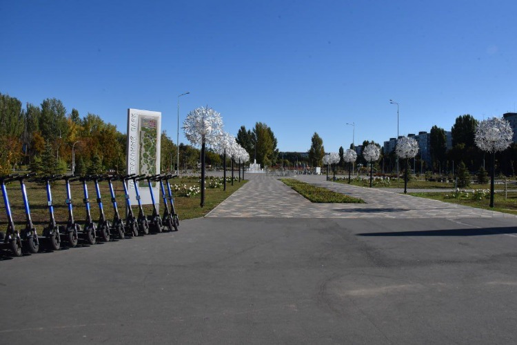 В парках и скверах Балакова езду на прокатных самокатах притормозят