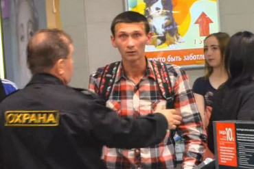 Блогер из Саратова заступился за школьников в торговом центре. Ему «забили стрелку», на которую пришло несколько сотен человек