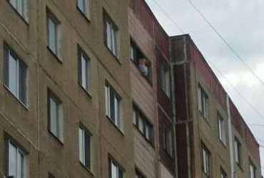 О чем говорят. Голый мужчина прыгнул с 9-го этажа мимо надувного куба и остался жив. Видео