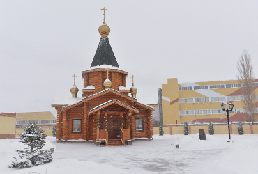 Освященный храм на фоне заводских труб стал символом возрождения православных традиций