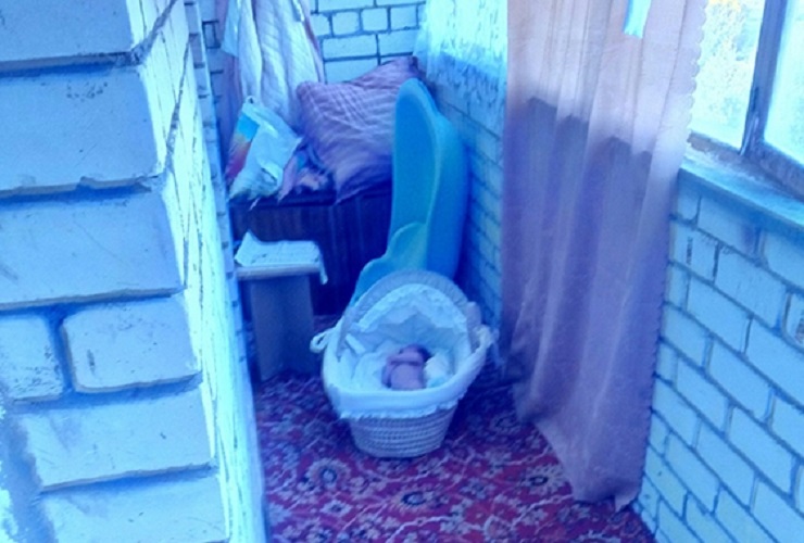 ШОК! Мать оставила раздетого грудного ребенка на балконе в мороз