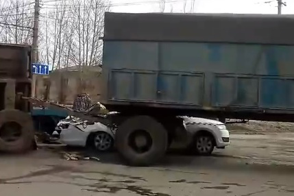Грузовик с прицепом перевернулся в ДТП на окраине Балакова