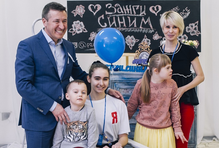 Балаковцы зажгли синим на благотворительном мероприятии