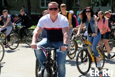 Команда партийцев отметила день России на велосипедах