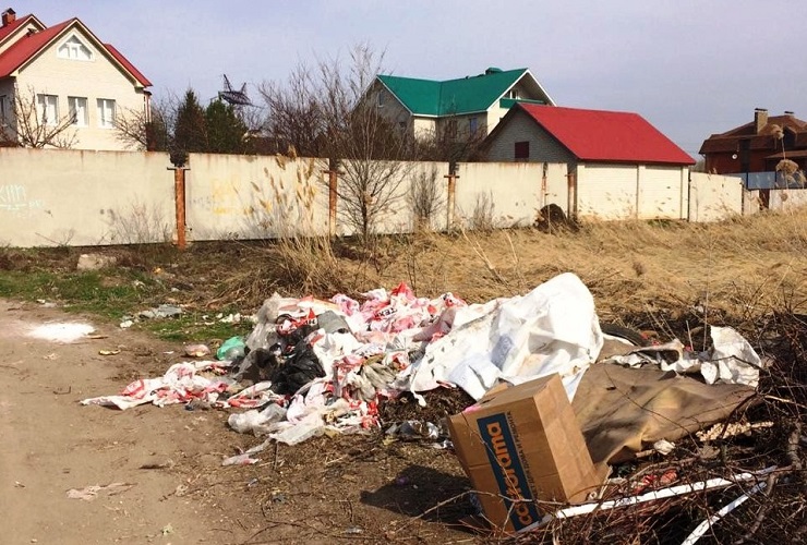 Глубинка поселка Дзержинского утопает в мусоре