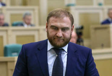 Догазовались. Сенатор задержан прямо в зале заседаний - сбежать ему не дали