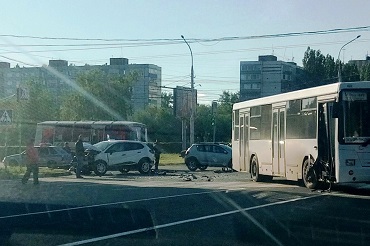 Водитель Renault протаранил автобус. Две девушки - в больнице. Видео
