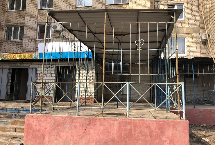 У обелиска открывают “настоящий зверинец“