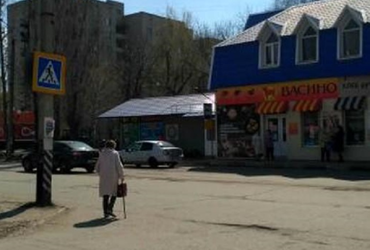 На зебре у поликлиники не пропускают пешеходов