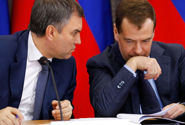 Перекроить Конституцию? О чем поспорили Вячеслав Володин и Дмитрий Медведев