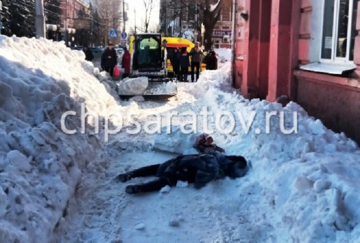 Зимние аномалии. Женщину задавил Бобкэт, а мужчину завалило снежными массами
