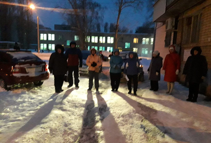 Пикник на обочине. Жители 4 б микрорайона перегородили проезд автотранспорта через свой двор