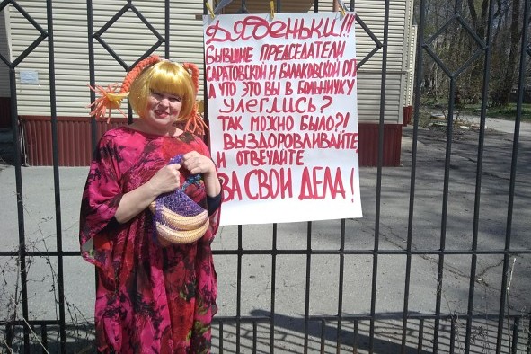 Надежда Познякова в образе девочки-паиньки пикетировала заброшенную детскую больницу