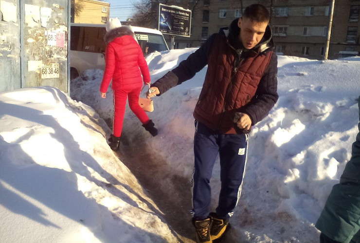Поликлиника рядом - хирурги помогут! В Балаково для пешеходов не Козьи тропы, так Дороги жизни