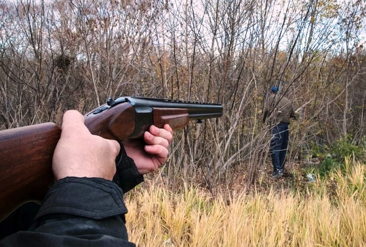 На охоте нечаянно выстрелил приятелю в голову