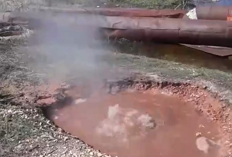 Коммунальный гейзер. В Балакове прорвало теплосеть прямо у ж/д путей. Видео