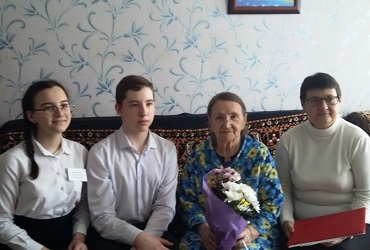 Волонтеры проекта День рождения героя поздравили жительницу Балакова