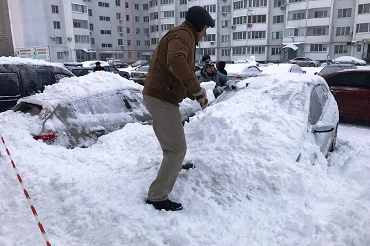 Талый снег, сошедший с крыши Форума, пощадил автомобили. Но все равно у домов не паркуйтесь