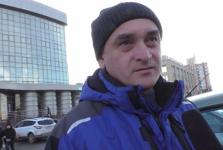 Ездить по кругу или биться лбами. Что выбирают водители Балакова. Наш Опрос Недели. Видео