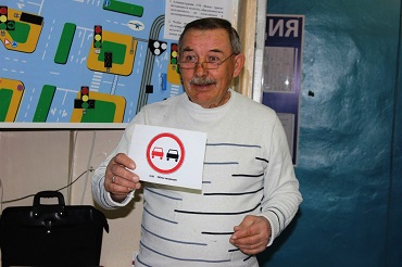 Ни гвоздя, ни жезла! И знатного учителя по правилам дорожного движения! Фото. Видео
