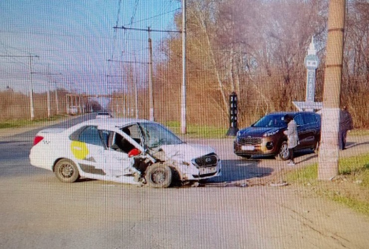 Автоледи на Datsun врезалась в столб и покалечилась