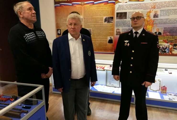 Снегурки на валенки - и за победой! Как легенд хоккея встретили в полиции Балакова