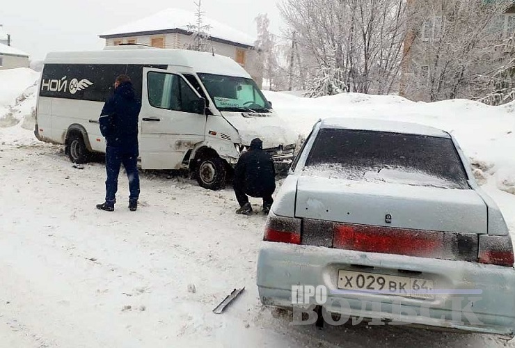 Междугородний автобус протаранил десятку