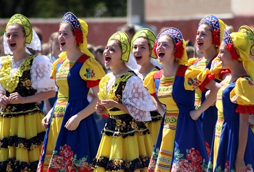 Балаковцы станцевали попурри из русских народных песен. Фото