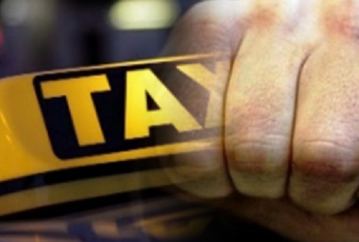 Таксист избил пассажира за пятнышко на сиденье. Полиция ждет вердикта врачей