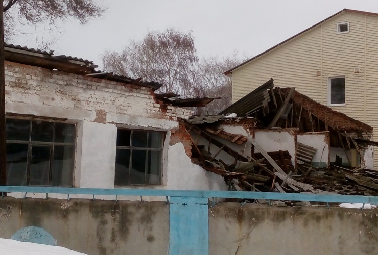 Под тяжестью талого снега обрушилась крыша больницы