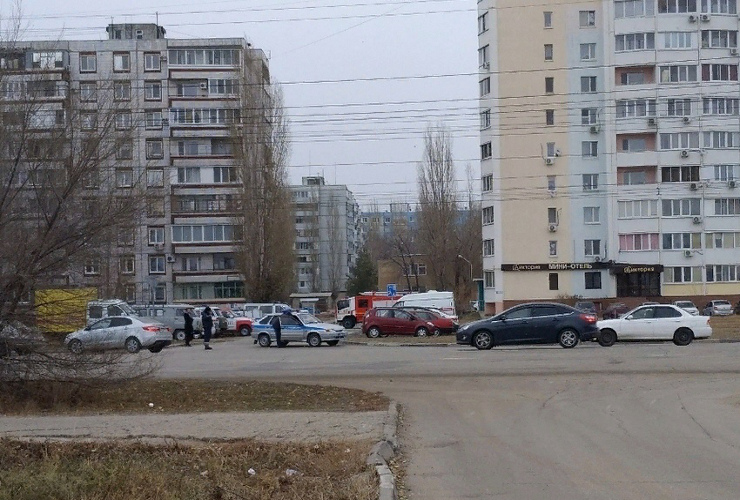 Жителей многоэтажки в Балакове эвакуировали из-за найденной гранаты. Прямая трансляция Sutynews
