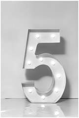Цифра «5» с лампочками
