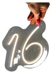 Неоновая вывеска "16"