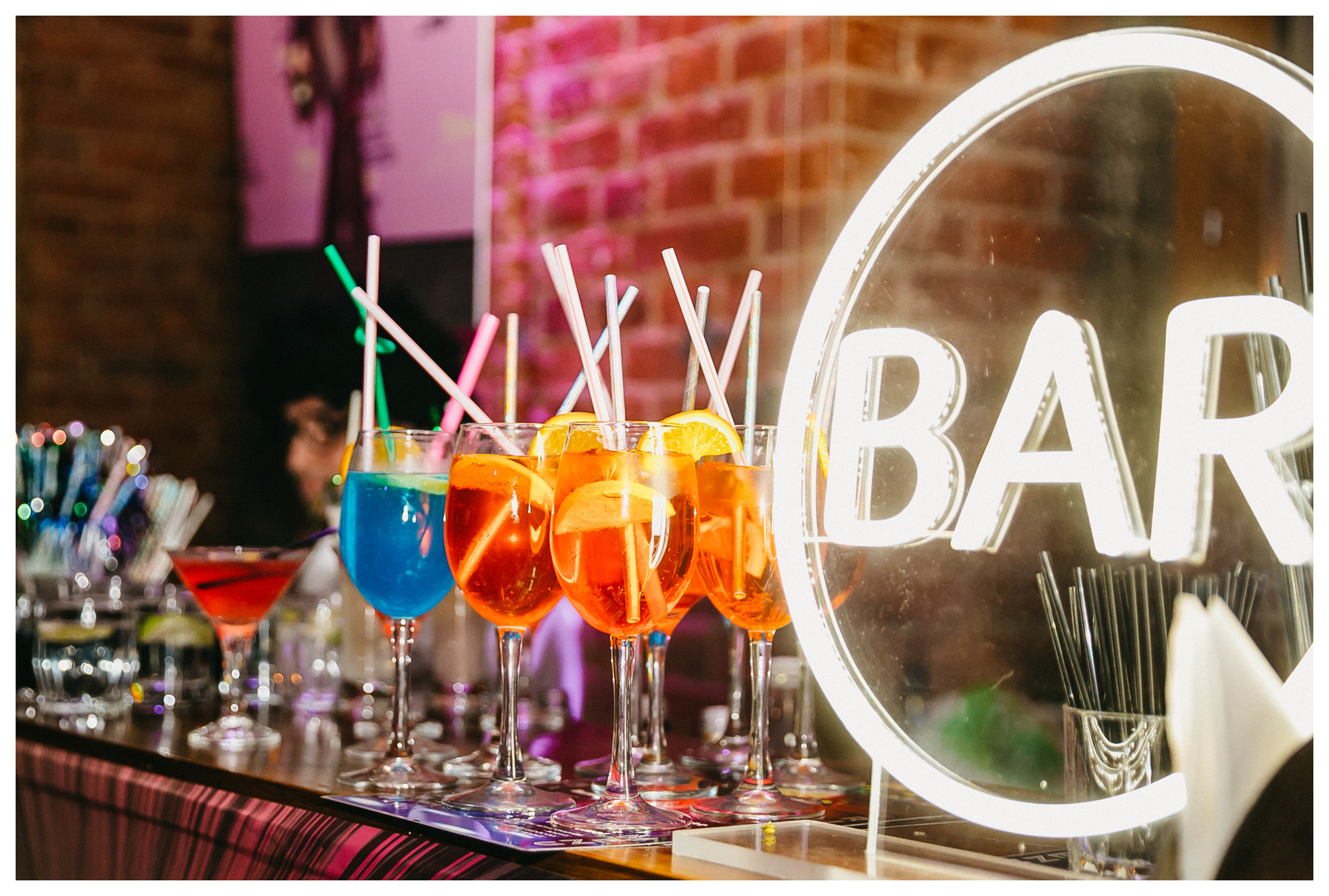 Неоновая надпись "BAR"